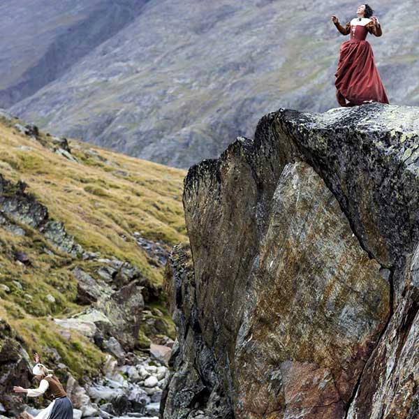 Schauspielerin steht auf Fels - Wandertheater Friedl Vent Ötztal