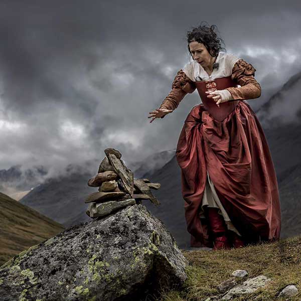 Schauspielerin vor bedrohlichen Wolken - Wandertheater Friedl Vent Ötztal