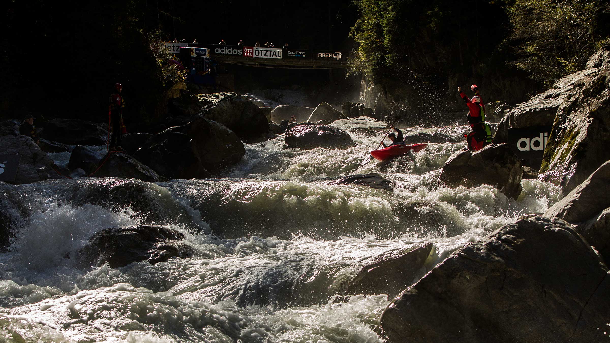 Die weltbesten Wildwasser Kajaker fahren auf das Ötztal ab