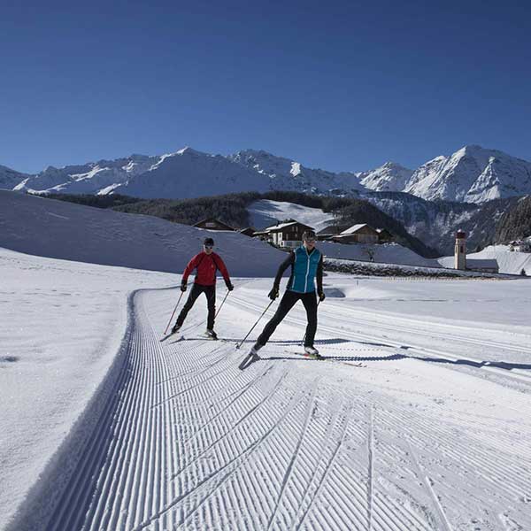 Langläufer im Skating-Stil - Langlaufen