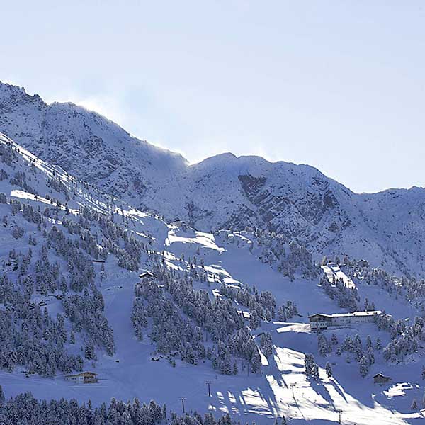 Blick auf einen Teil des Skigebiets Hochötz - Winterstart in Hochötz