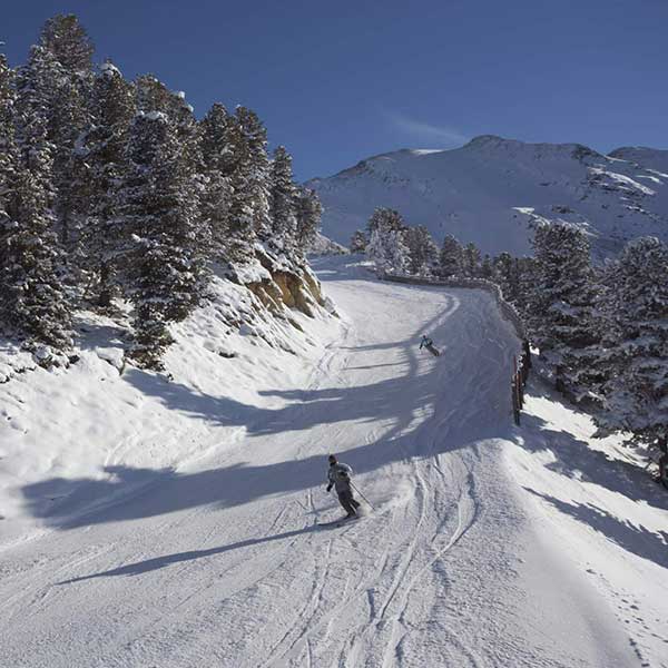 Skifahrer auf Piste in Hochötz - Winterstart in Hochötz