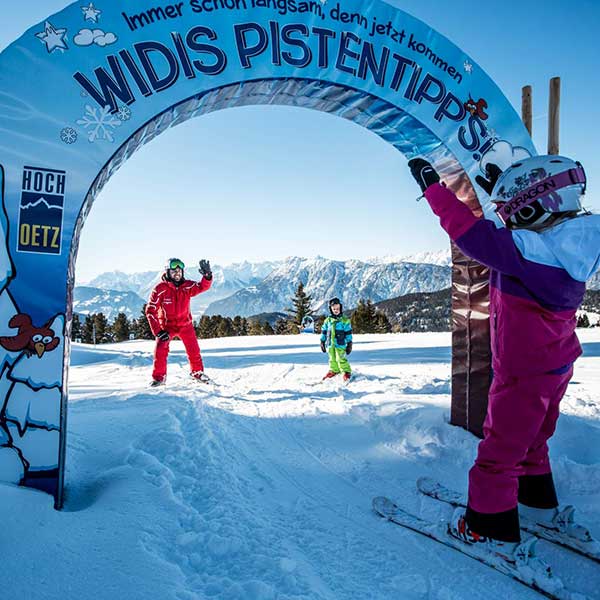 Kind vor Widi Bogen - Winterstart in Hochötz