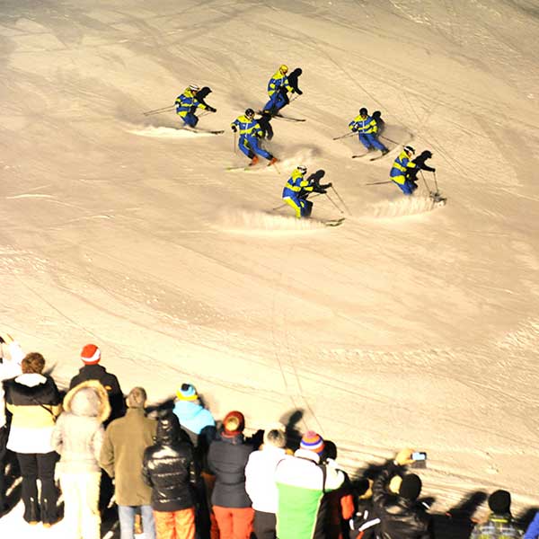 Skilehrer in Formation - Mondzauber Night Ski Show