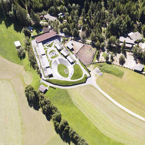 Blick auf den Greifvogelpark aus der Vogelperspektive - Greifvogelpark