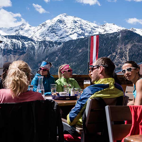 Auf der Terrasse des Gasthofs Leiter's Hoamatl - Trailrunning