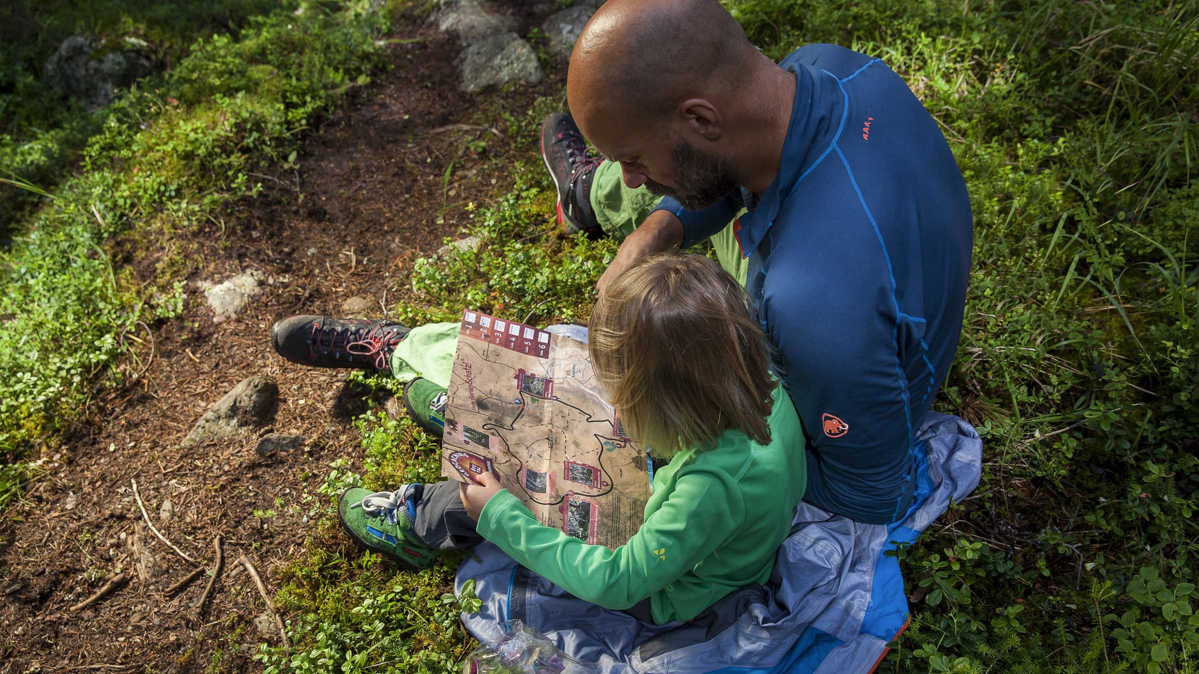 Vater und Tochter mit Schatzkarte - Geocaching Schatzsuche Ötztal