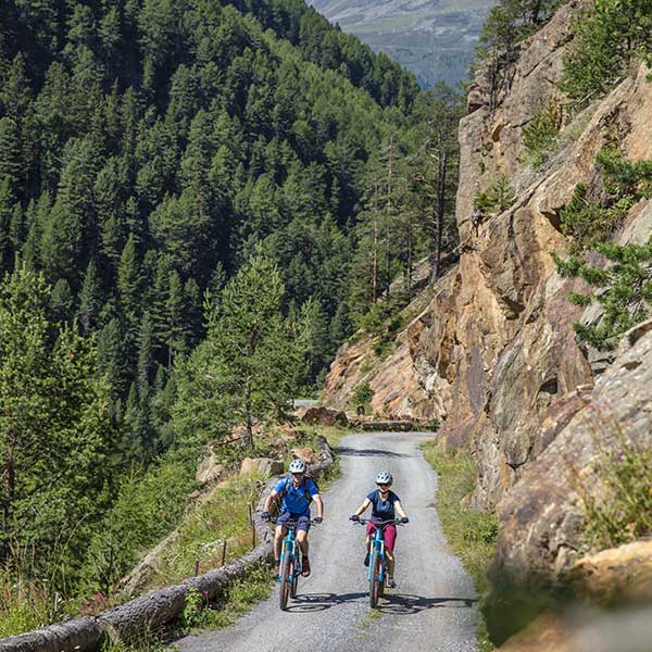 Nebeneinander Richtung Windachtal - E-Bike Ötztal