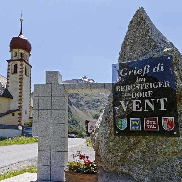 Ortsschild Vent - Wandertheater Friedl mit der leeren Tasche