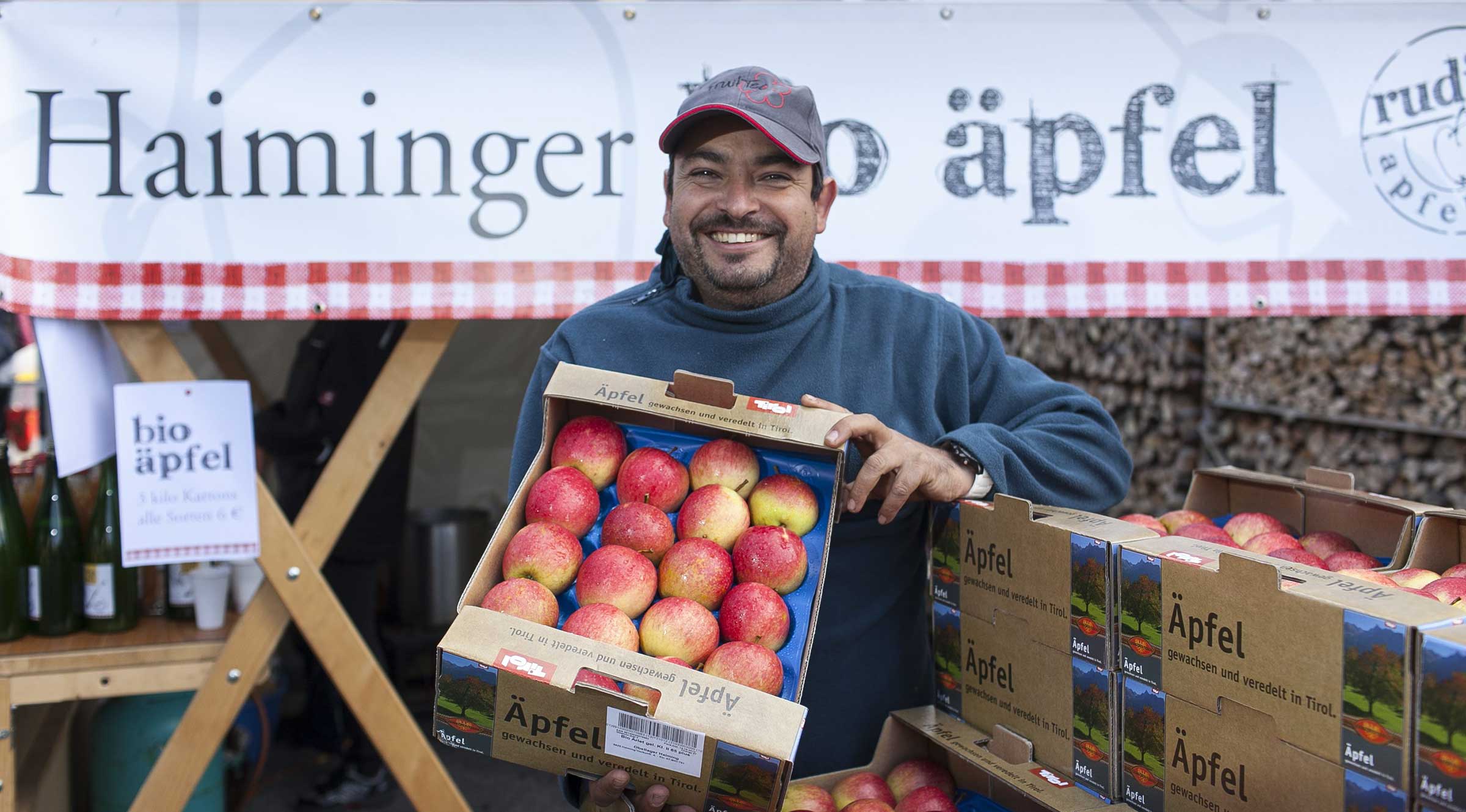 Obstbauer präsentiert stolz Ernte - Haiminger Markttage