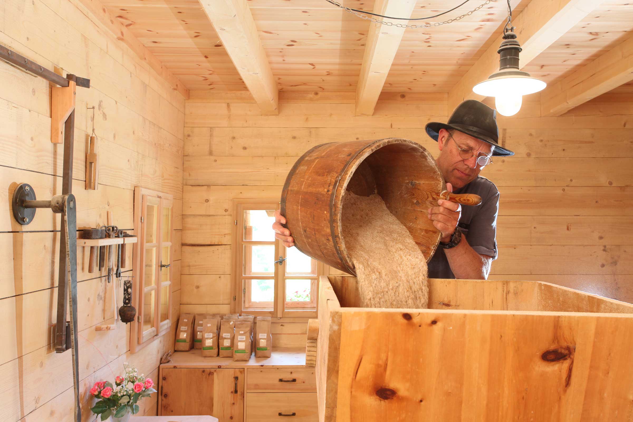 Getreide mahlen - Brot selbst backen im Ötztal