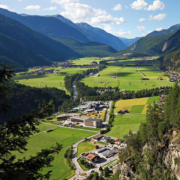 Blick auf Längenfeld - Familienurlaub Ötztal Tirol